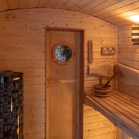 Hinterland Hostel *